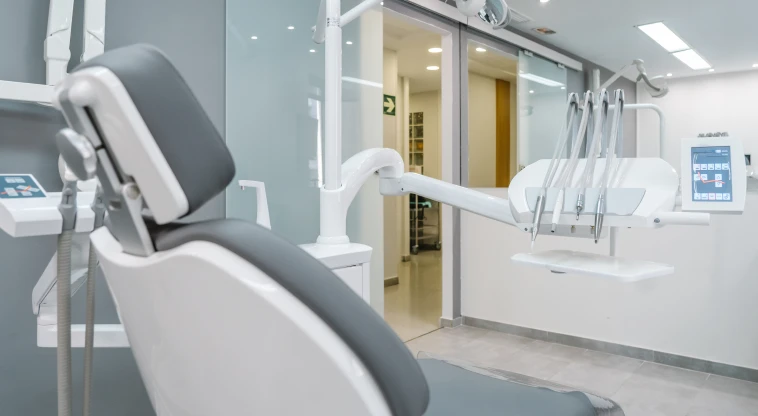 Fauteuil et couloir d'accueil du cabinet dentaire à Genève