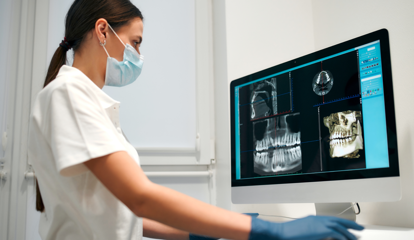 Praticienne analysant des clichés radiographiques sur écran
