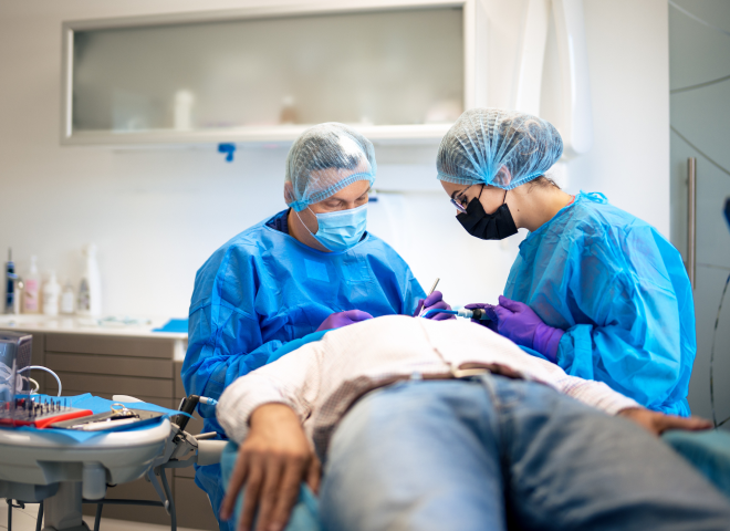 Équipe de chirurgiens-dentistes lors d'une intervention à Genève