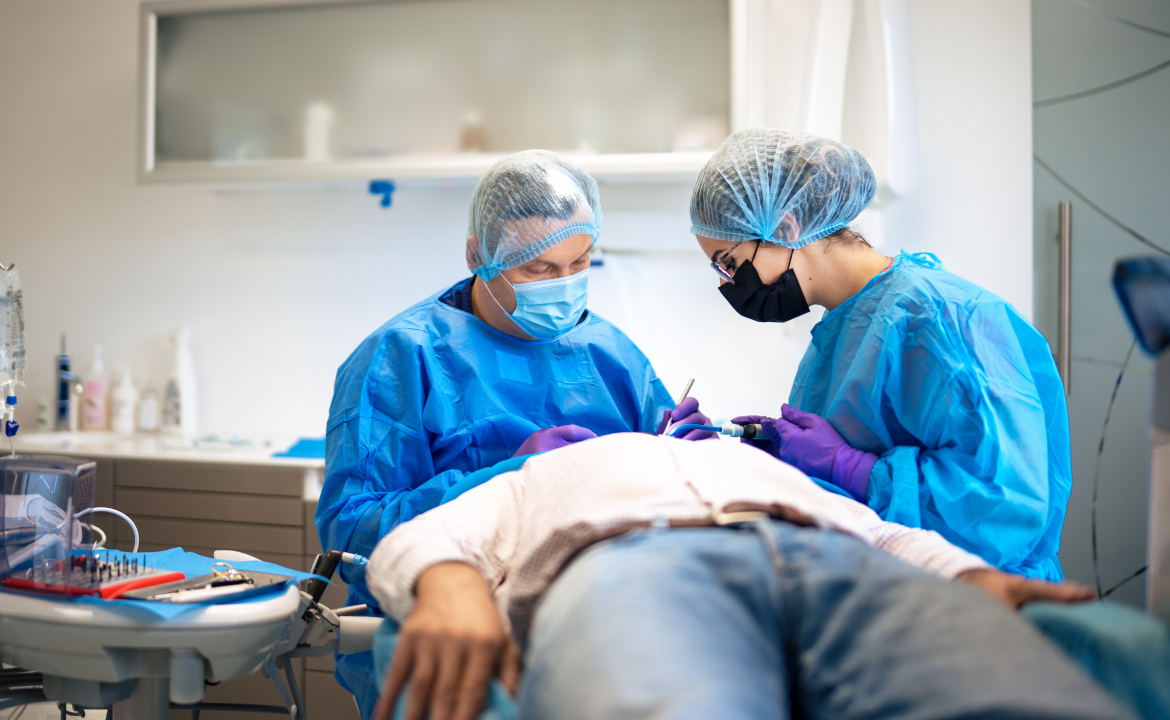 Intervention de chirurgie dentaire réalisée par l'équipe d'Evidentis à Genève