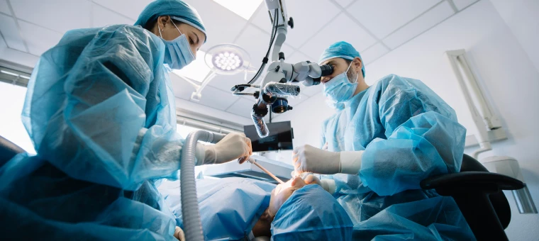 Équipe chirurgicale du cabinet de Genève surveillant le patient pendant l'intervention