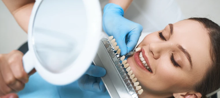 Praticien examinant la dentition d'une patiente au cabinet de Genève