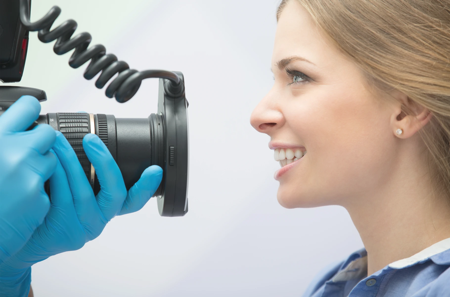 Examen dentaire réalisé à la loupe binoculaire