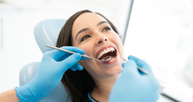 Première consultation d'une patiente chez le dentiste à Genève