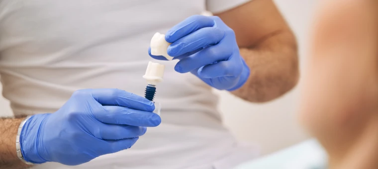 Praticien préparant un produit de soin dentaire