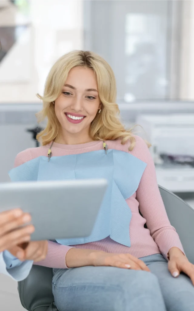 Patiente consultant son suivi dentaire depuis son ordinateur